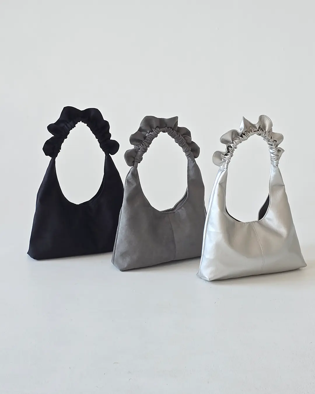 Czarna torebka Florescence Black handmade kształt kwiatko-pierożka - Czaje Polska