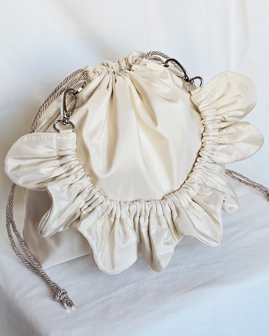 Mała torebka na ramię Flowerhead Milky Bloom jedwabna satyna srebrne okucia handmade - Czaje Polska