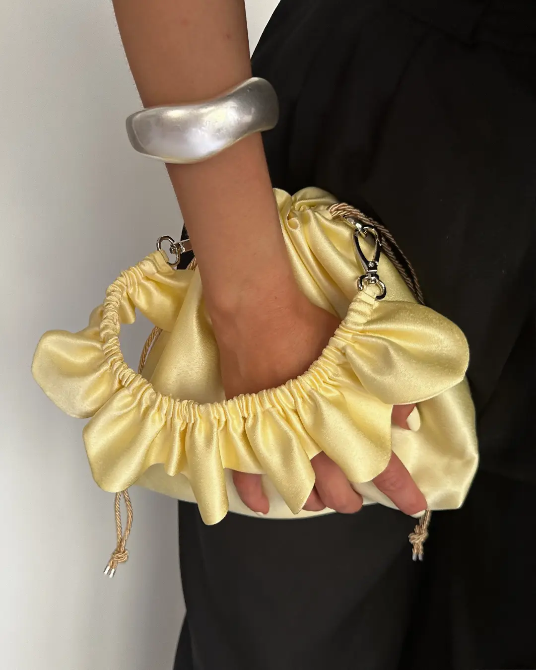 Mała torebka na ramię Flowerhead Butter Yellow Silver tkanina tekstylna srebrne okucia handmade - Czaje Polska