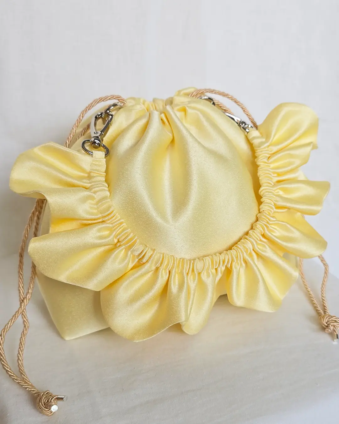 Mała torebka na ramię Flowerhead Butter Yellow Silver tkanina tekstylna srebrne okucia handmade - Czaje Polska