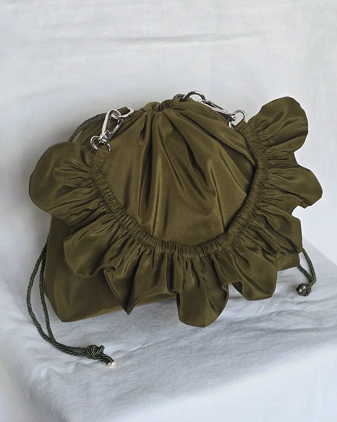 Mała torebka na ramię Flowerhead Earthy Olive Silver tkanina tekstylna srebrne okucia handmade - Czaje Polska