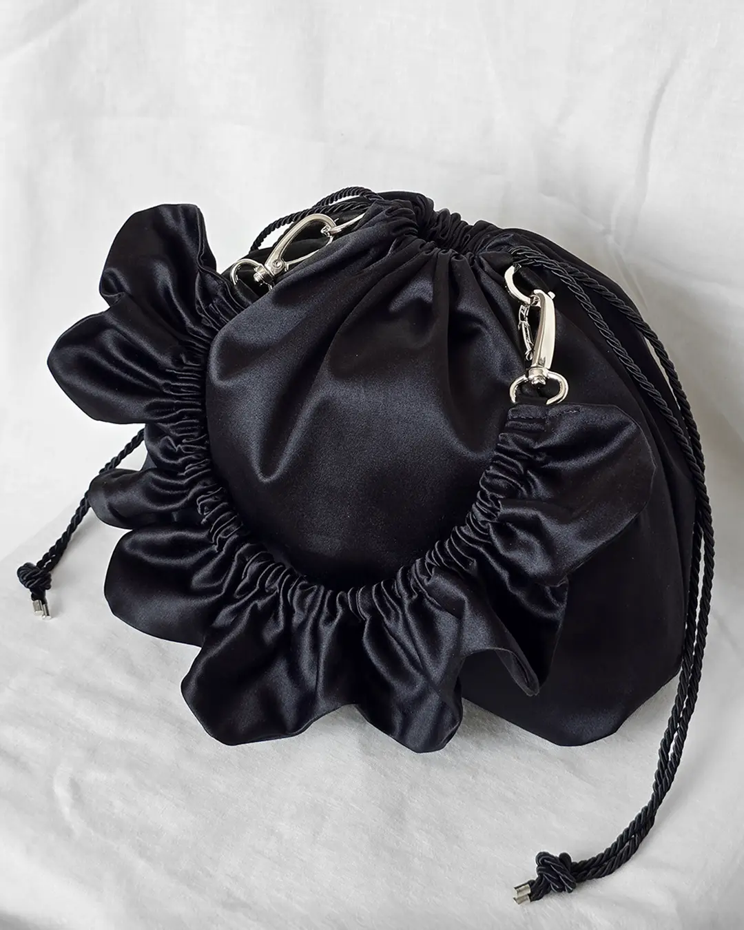 Mała torebka na ramię Flowerhead Night Bloom Silver tkanina tekstylna srebrne okucia handmade - Czaje Polska