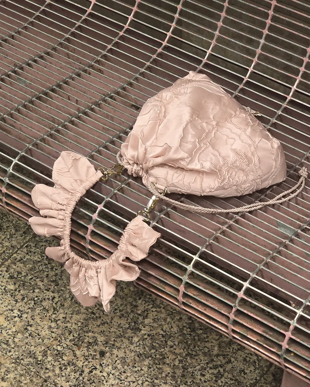 Mała torebka na ramię Flowerhead Peachy Pink Gold tkanina tekstylna złote okucia handmade - Czaje Polska