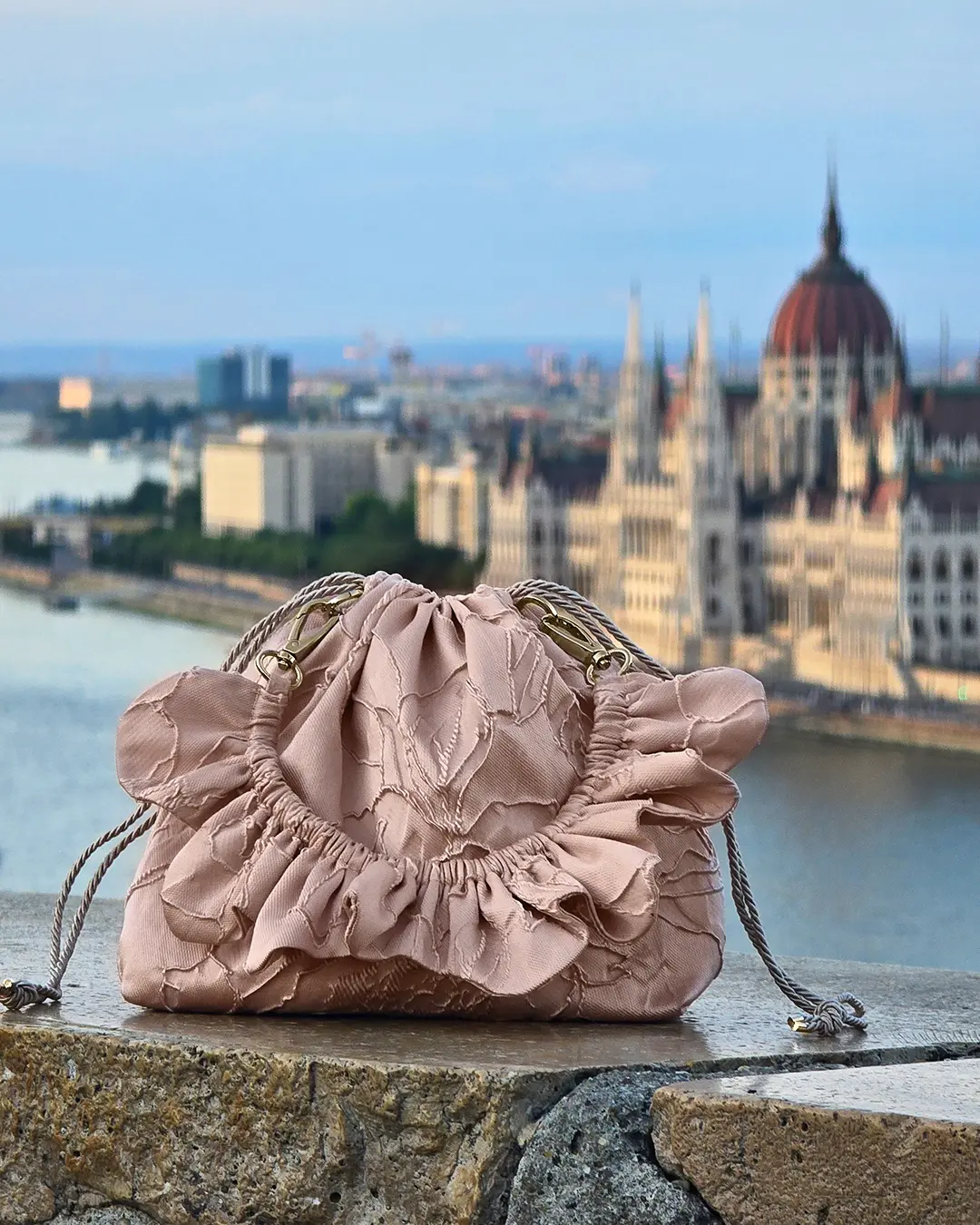 Mała torebka na ramię Flowerhead Peachy Pink Gold tkanina tekstylna złote okucia handmade - Czaje Polska