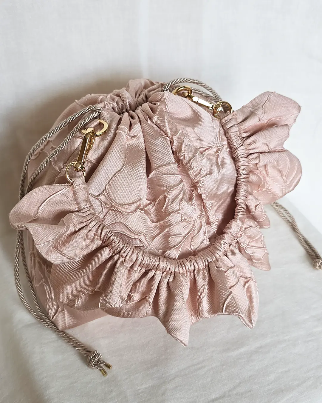 Mała torebka na ramię Flowerhead Peachy Pink Gold tkanina tekstylna złote okucia handmade - Czaje Polska
