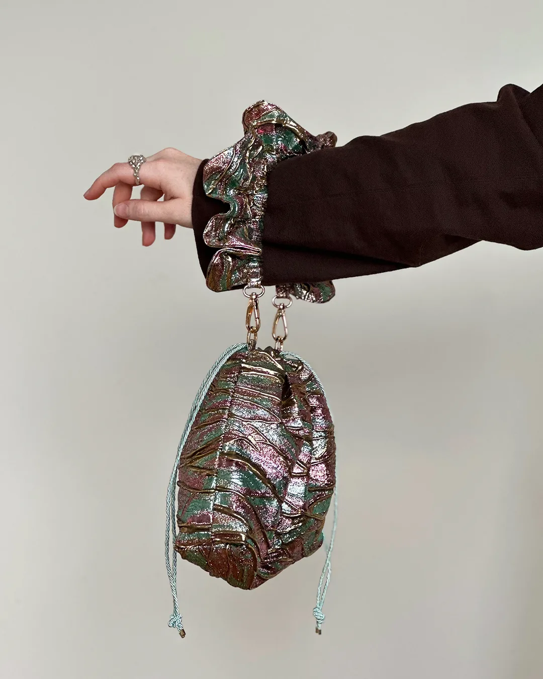 Mała torebka na ramię Flowerhead Liquid Aurora żakard poliestrowy złote okucia handmade - Czaje Polska