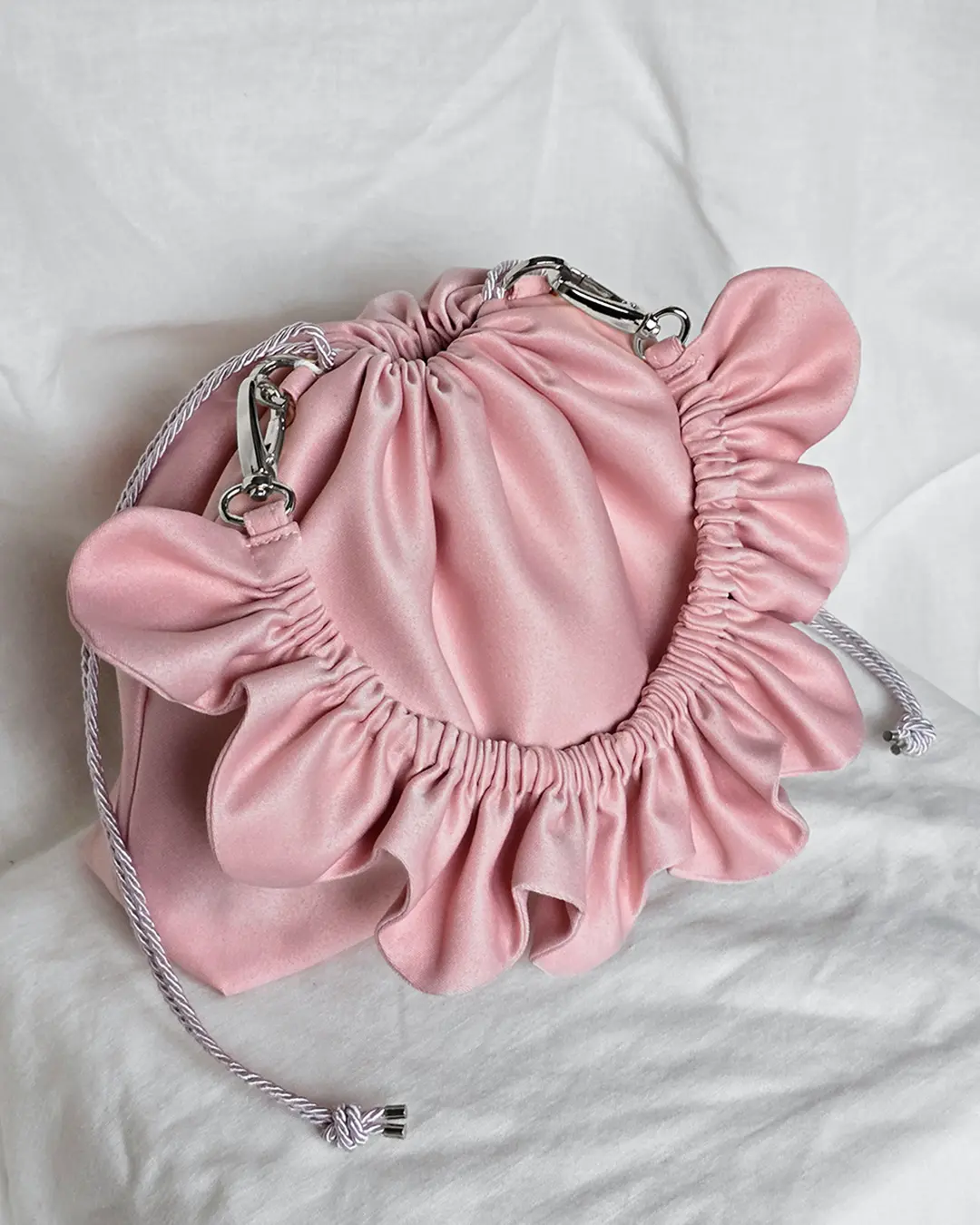 Mała torebka na ramię Flowerhead Think Pink Silver satyna poliestrowa srebrne okucia handmade - Czaje Polska
