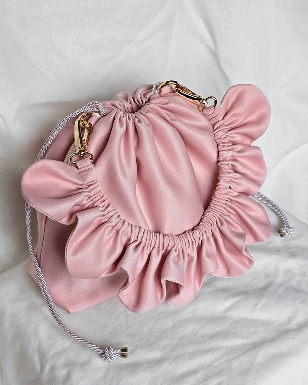 Mała torebka na ramię Flowerhead Think Pink Gold satyna poliestrowa złote okucia handmade - Czaje Polska