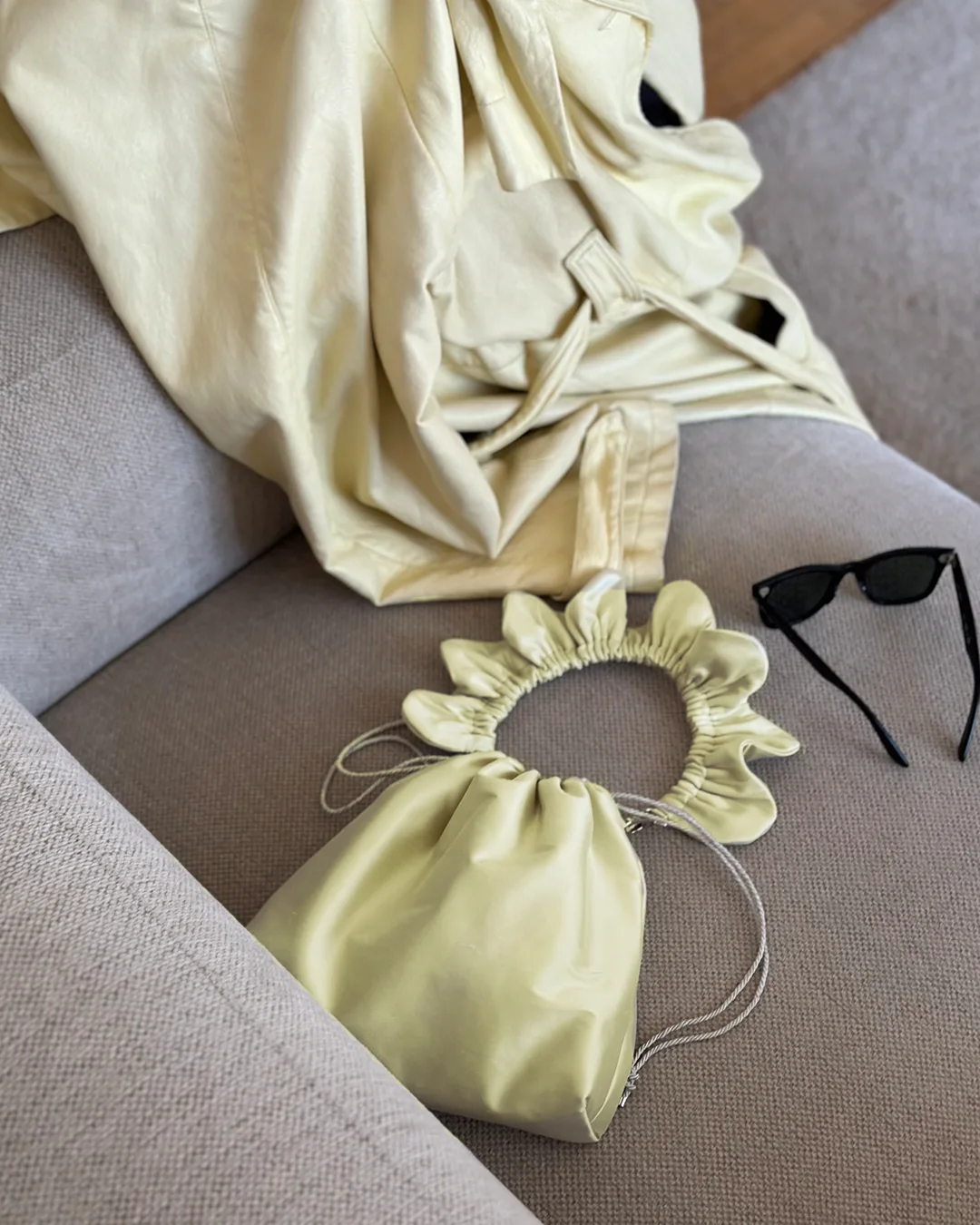 Mała torebka na ramię Flowerhead Lemon Twist jedwabna satyna srebrne okucia handmade - Czaje Polska