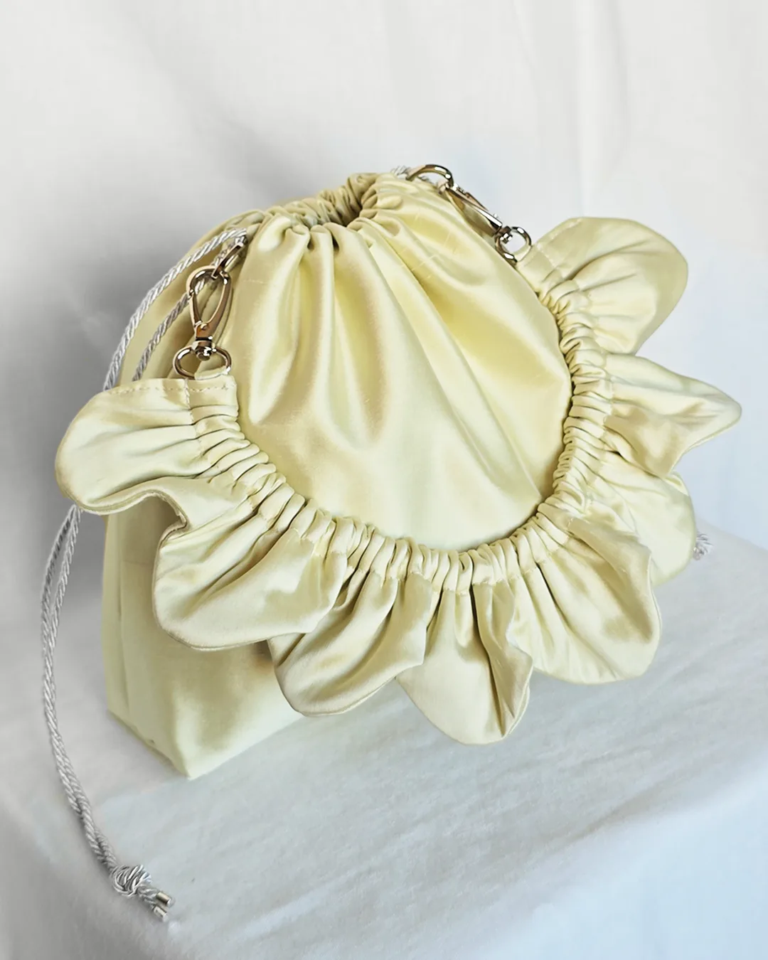 Mała torebka na ramię Flowerhead Lemon Twist jedwabna satyna srebrne okucia handmade - Czaje Polska