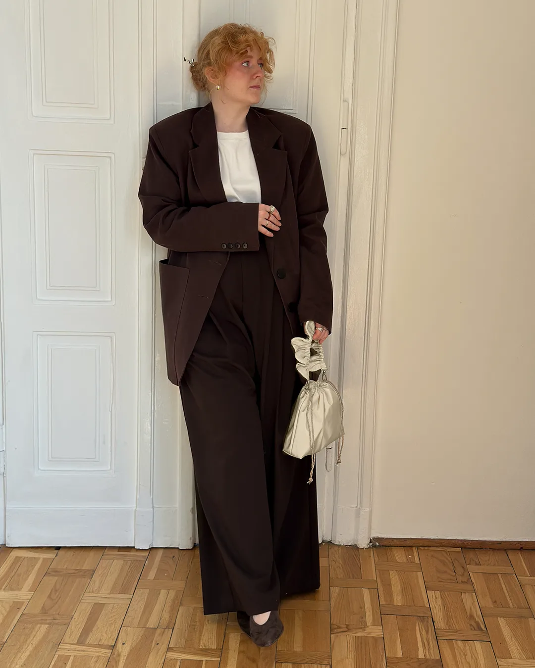 Mała torebka na ramię Flowerhead Milky Bloom jedwabna satyna srebrne okucia handmade - Czaje Polska